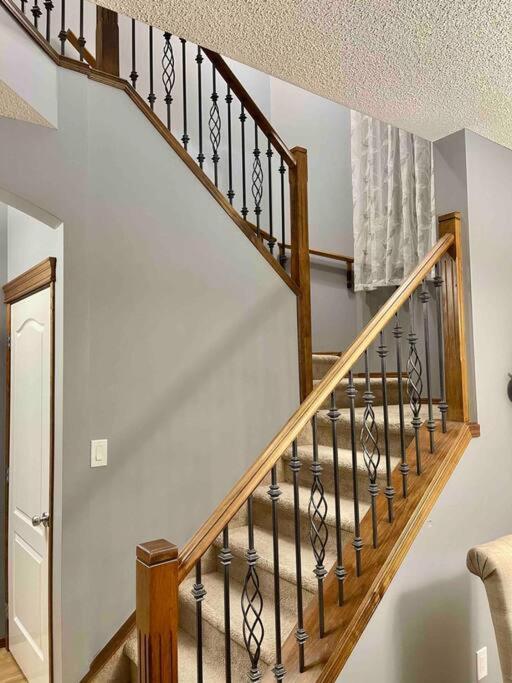 Spacious, 2-story Family-friendly *