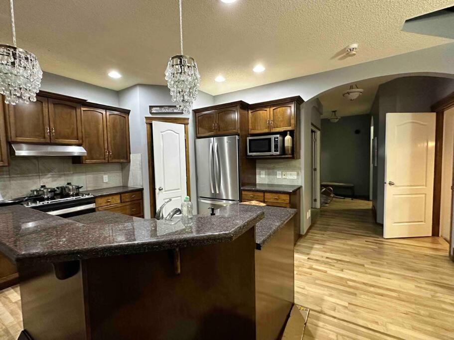 Spacious, 2-story Family-friendly * Calgary