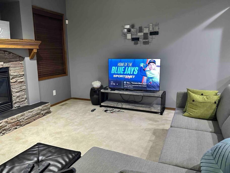 Spacious, 2-story Family-friendly Holiday home Calgary
