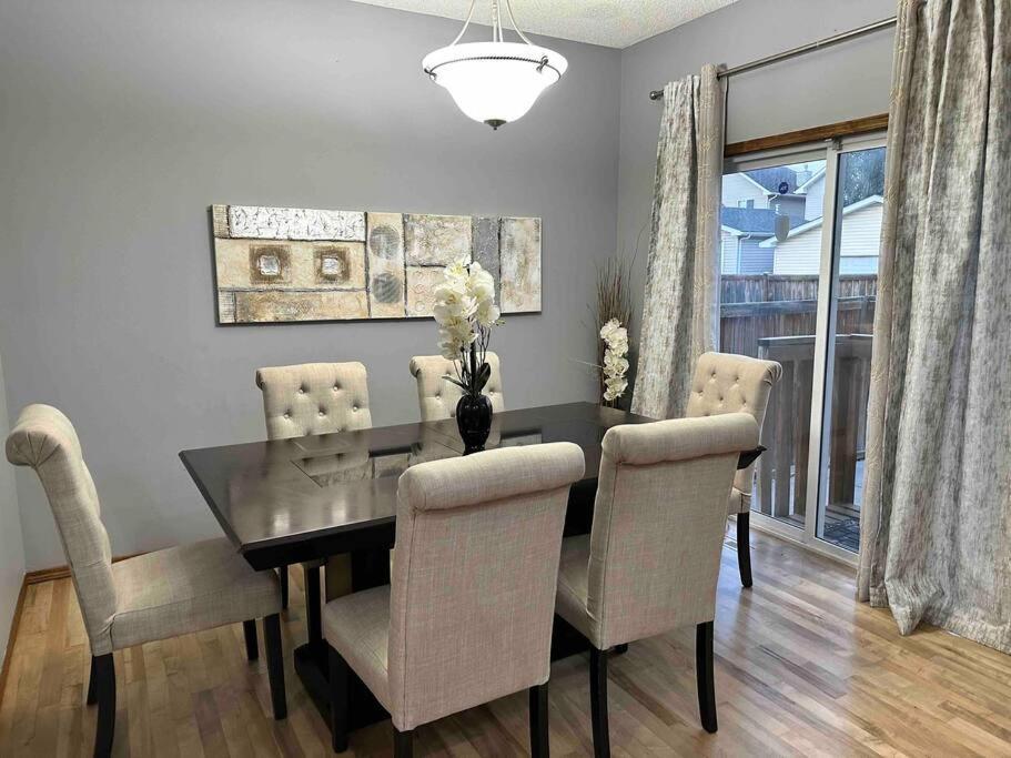 Spacious, 2-story Family-friendly Calgary