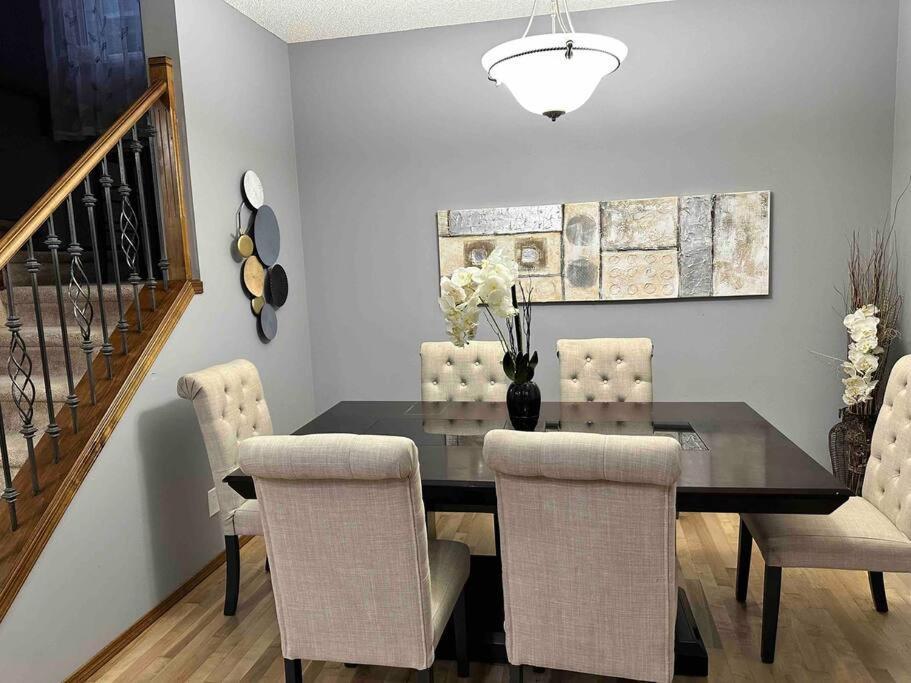 Spacious, 2-story Family-friendly *