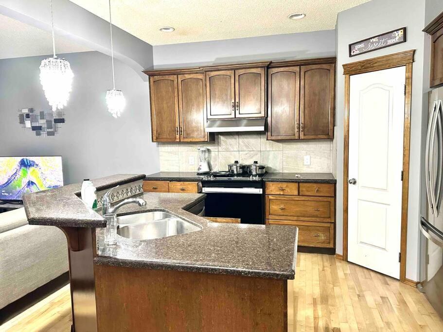 Spacious, 2-story Family-friendly Holiday home Calgary